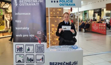 Bezpečnější nakupování a parkování. Informačně preventivní akce v obchodních centrech a na Ostravských Vánocích 2023. Městská policie Ostrava a Policie ČR