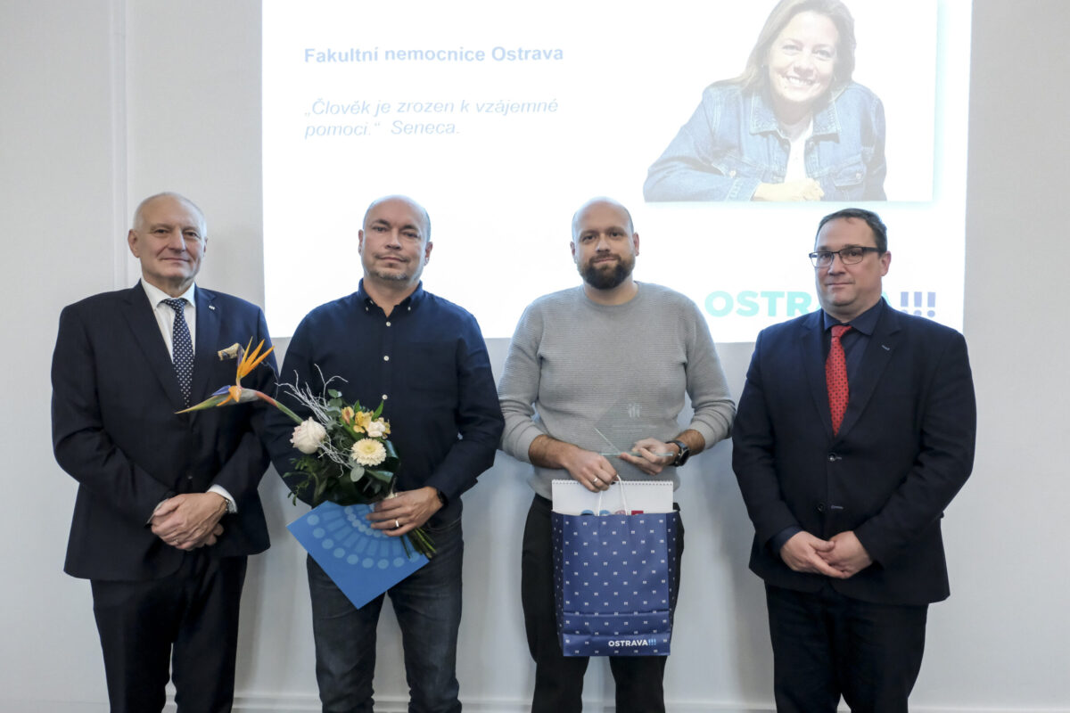 Vladislava Hausová, in memoriam. Cenu převzali manžel se synem