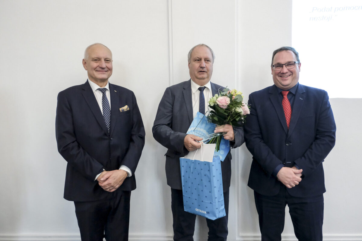 Za Vieru Nedzovou převzal ocenění Martin Pražák, ředitel Charity Ostrava