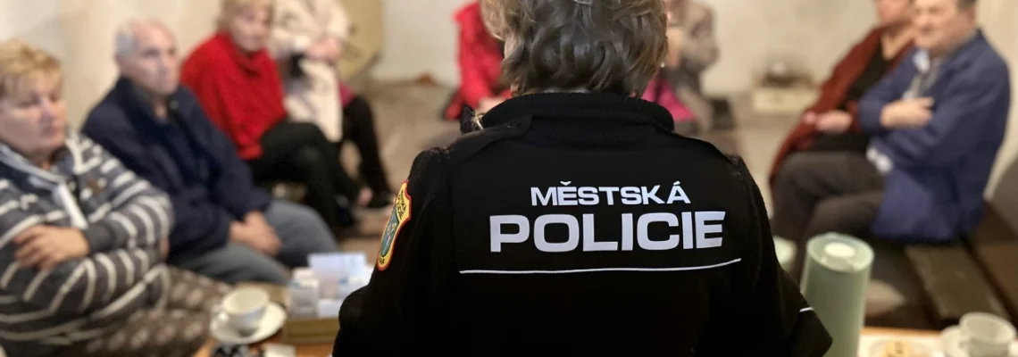 Strážníci MPO školí seniory v rámci aktivity Senior posel prevence
