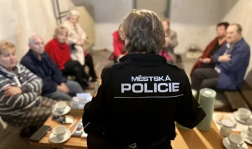 Strážníci MPO školí seniory v rámci aktivity Senior posel prevence