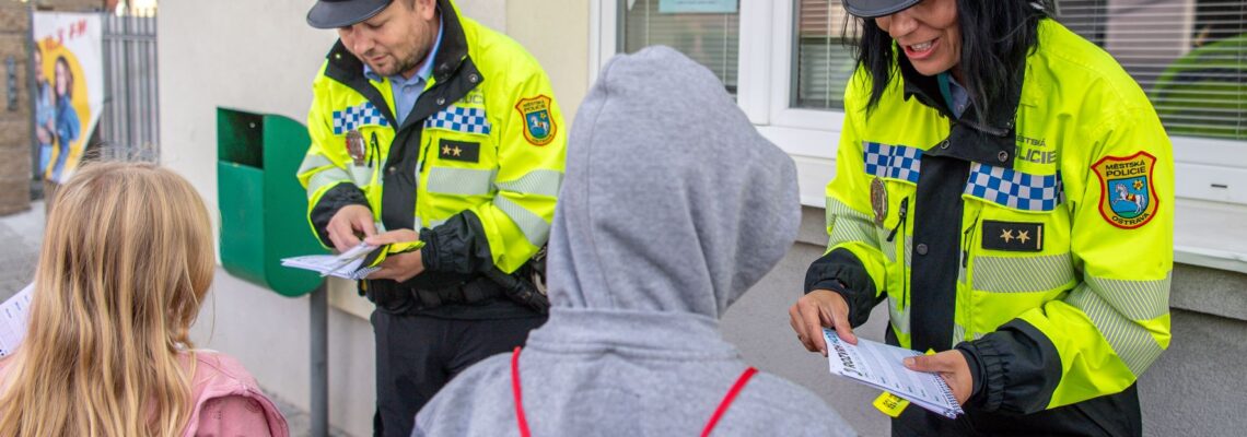 Městská policie při preventivní akci u škol.