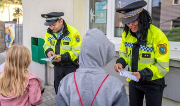 Městská policie při preventivní akci u škol.