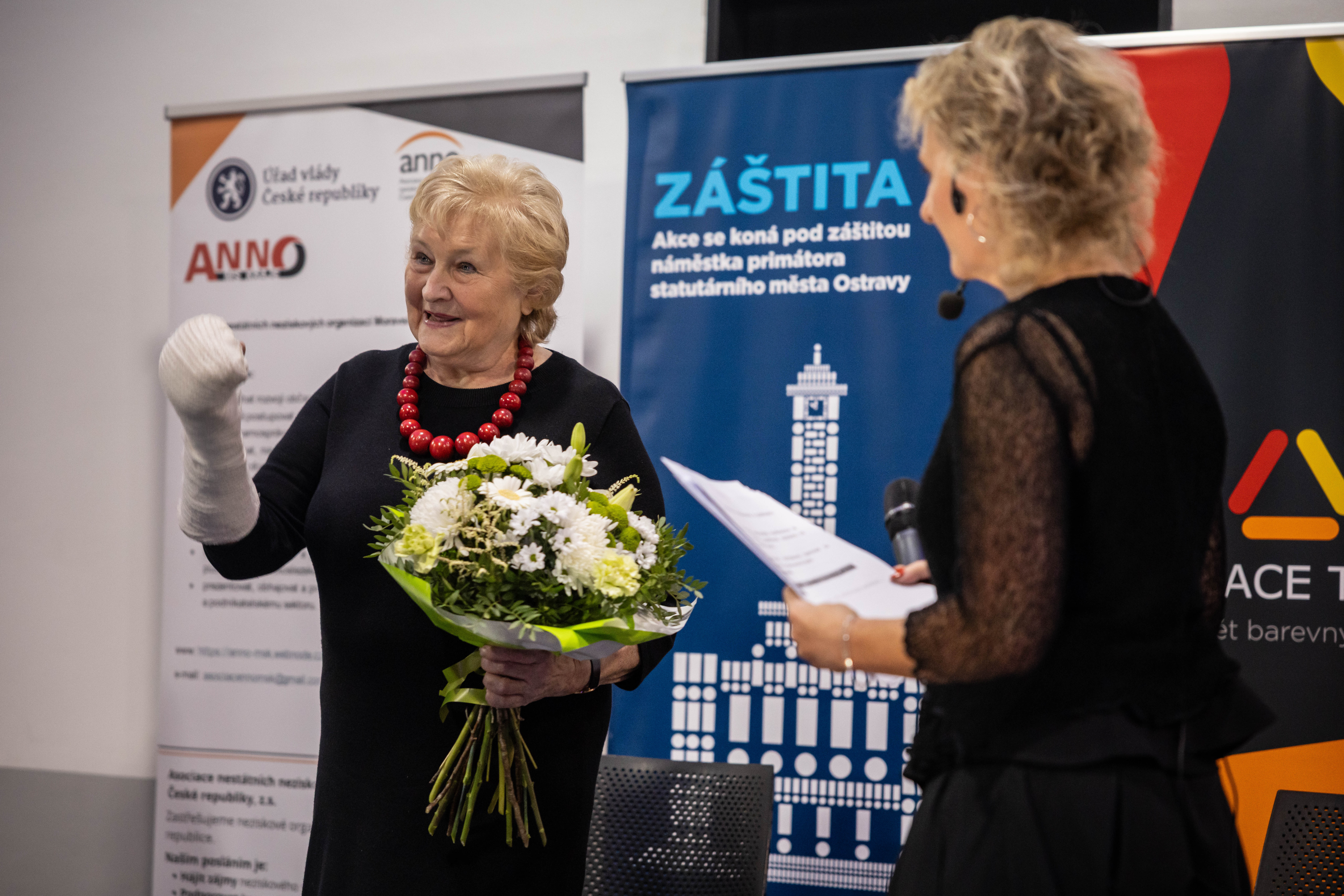 Lidmila Němcová přebírá ocenění Křišťálový kamínek