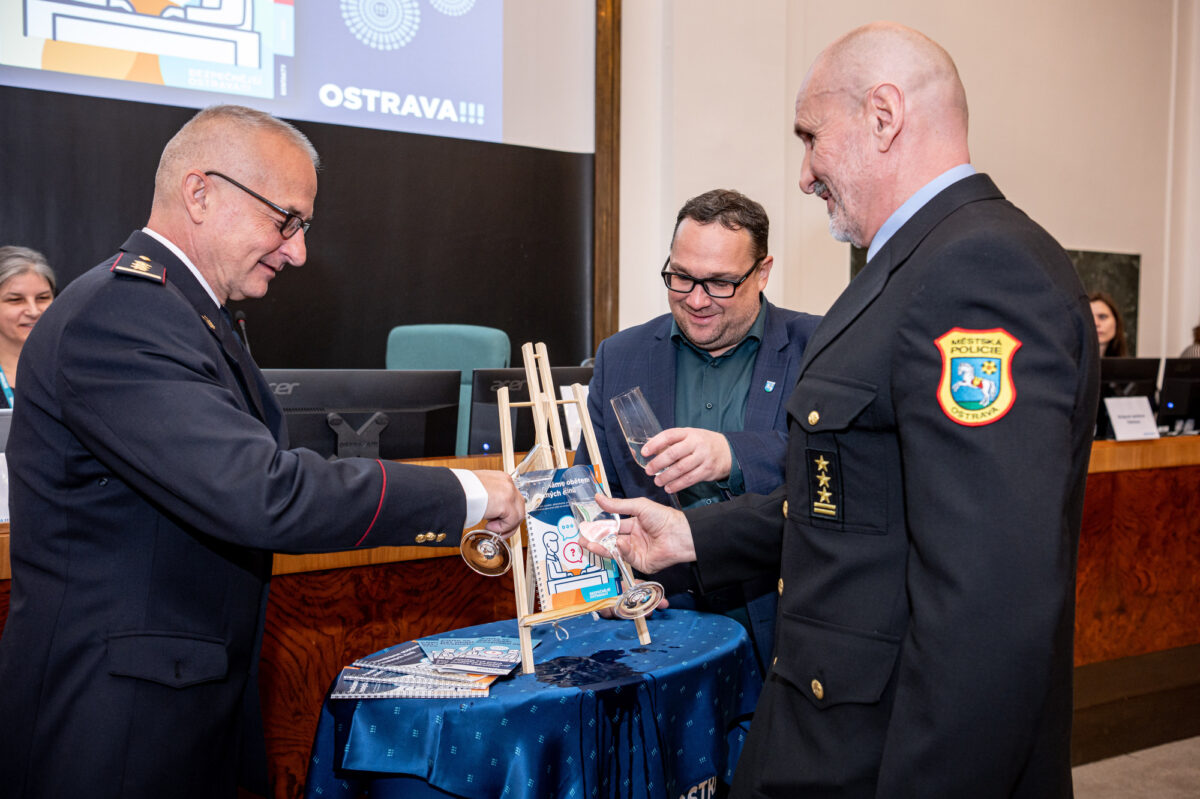 Kmotry manuálu se stali stali primátor města Jan Dohnal, ředitel Městské policie Ostrava Miroslav Plaček, spolu s ředitelem Městského ředitelství policie Ostrava plk. Antonínem Řezníčkem