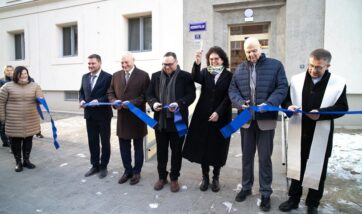 Stříhání pásky se zúčastnili také ostravský primátor Jan Dohnal s náměstkem Zbyňkem Pražák. Foto: Prorodiny.cz