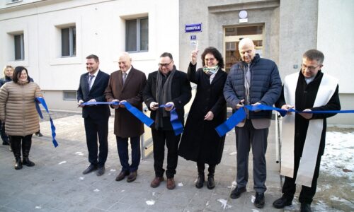 Stříhání pásky se zúčastnili také ostravský primátor Jan Dohnal s náměstkem Zbyňkem Pražák. Foto: Prorodiny.cz