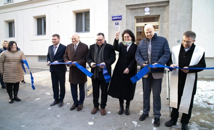 Stříhání pásky se zúčastnili také ostravský primátor Jan Dohnal s náměstkem Zbyňkem Pražák. Foto: Prorodiny.cz