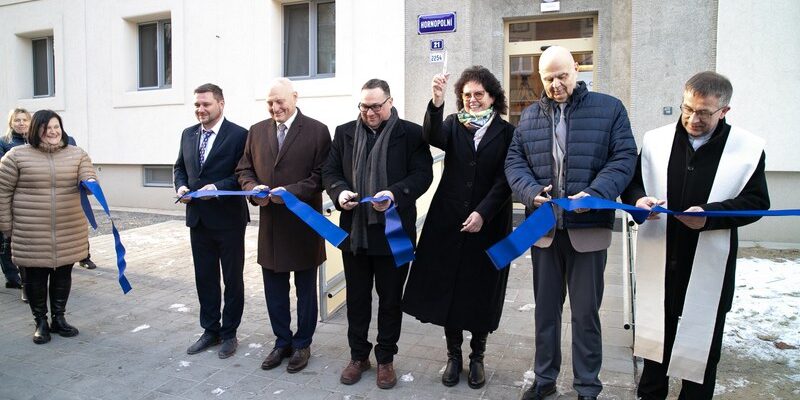 Stříhání pásky se zúčastnili také ostravský primátor Jan Dohnal s náměstkem Zbyňkem Pražák. Foto: Prorodiny.cz