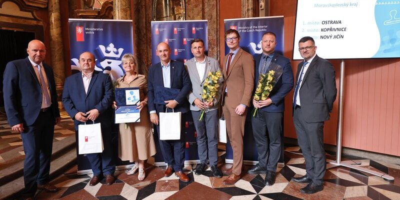 Zástupci statutárního města Ostravy si převzali ocenění v soutěži Přívětivý úřad. Foto: MVČR